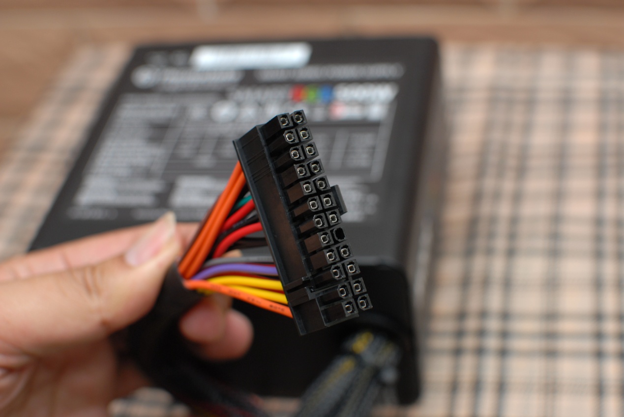 thermaltake机箱挑战者h6,真材实料看得到的产品