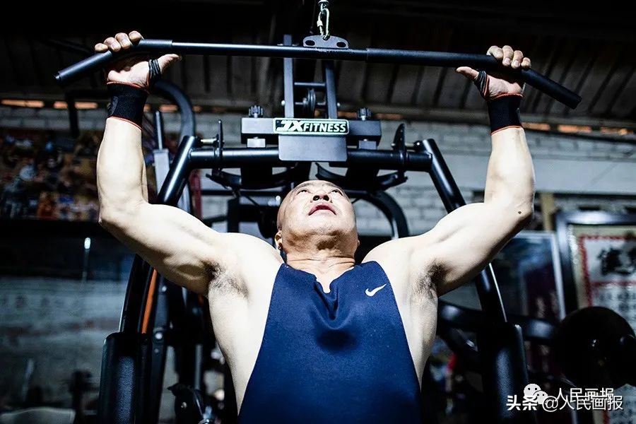 年纪最大超80岁？组图看北京二七机车厂里的“健身大爷们”