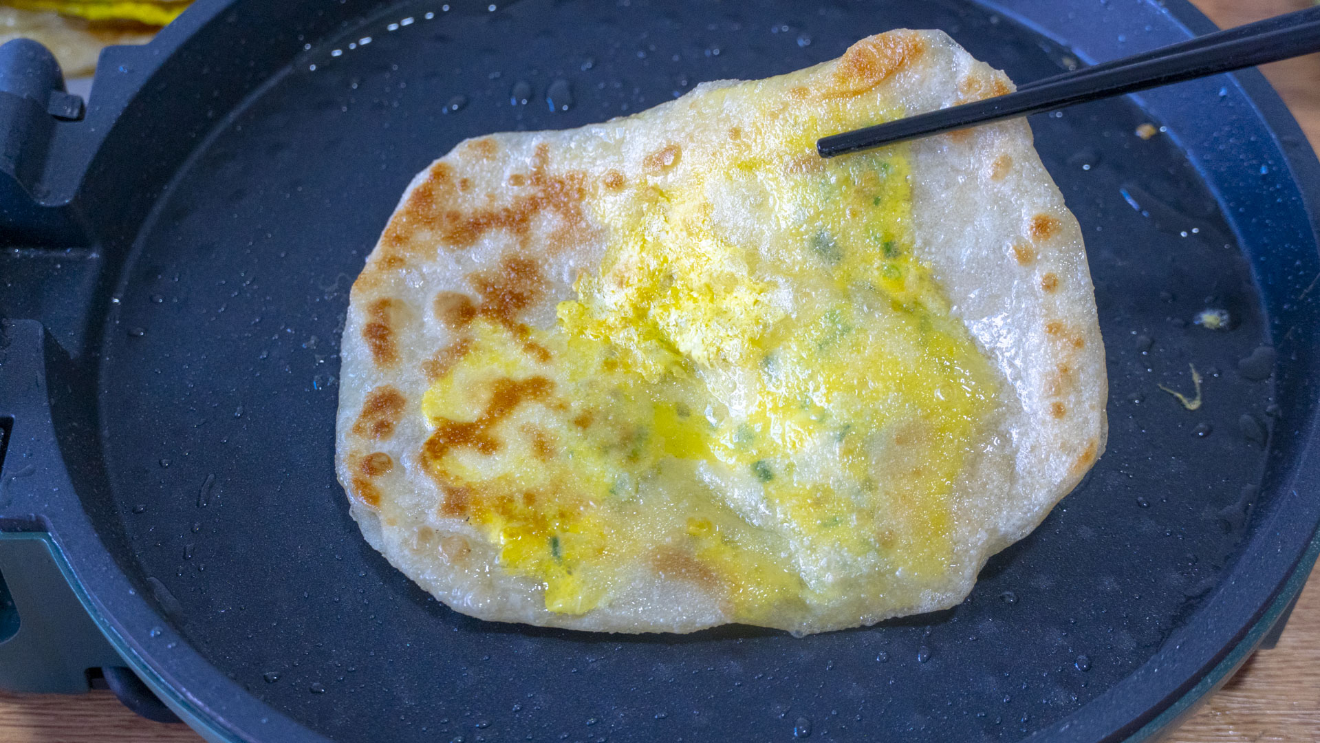 鸡蛋灌饼最简单正宗的做法，有技巧无难度，个个鼓大泡，不用再买