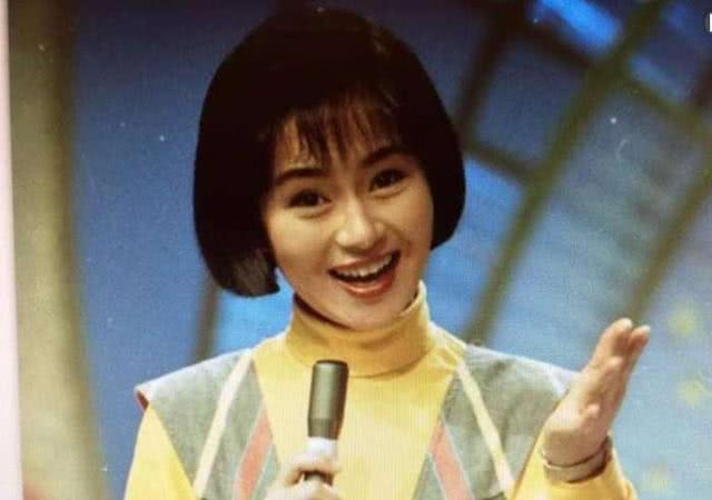 55岁鞠萍:二婚携子再嫁、直播带货追潮流,美人迟暮照样精彩