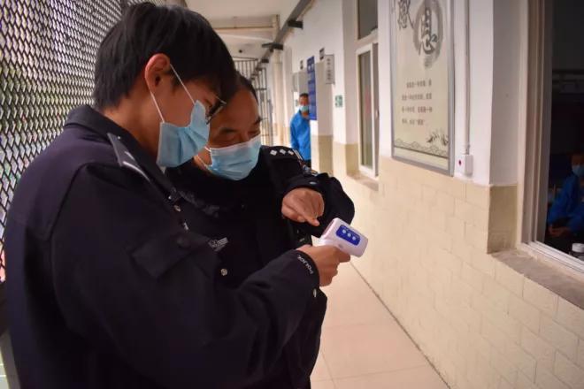 硬核小护姐表白汉警,援鄂医疗队小护姐表白汉警小哥