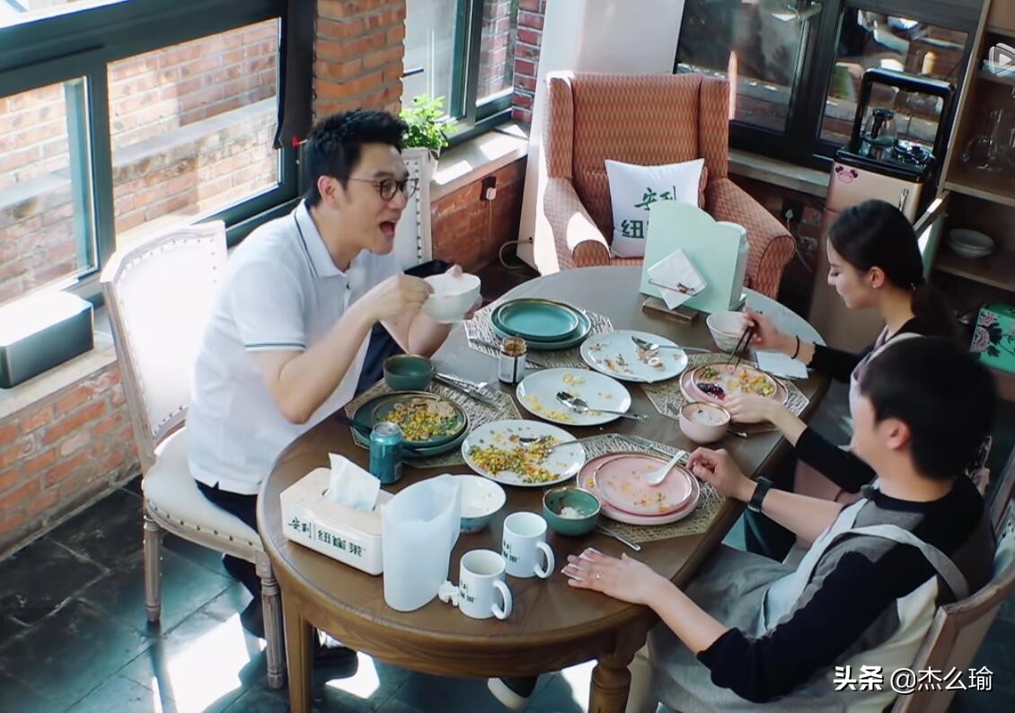 吉娜弹钢琴林依轮,吉娜林依轮倒水