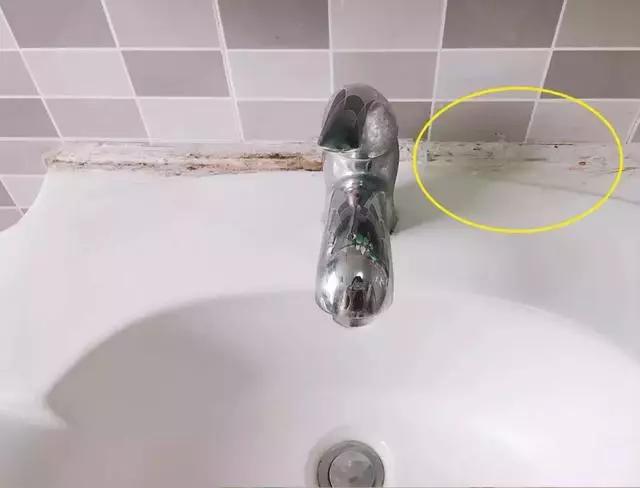 洗菜池台面缝隙发霉,洗碗池旁边发霉变黑小妙招