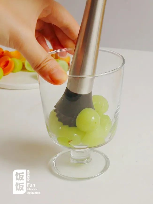 草莓青提气泡水,青提乌龙气泡水