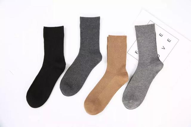 羊毛短靴穿搭,杨颖黑色长筒袜马丁靴