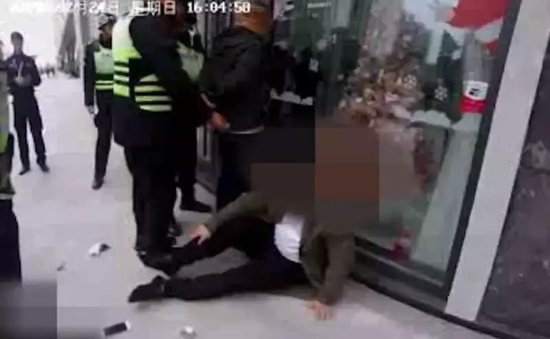 在网上买了100多的衣服发现是假货,网上代购衣服为什么便宜是真的吗