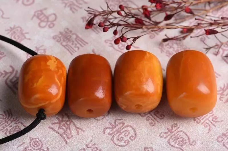 紫外线照射鉴定琥珀蜜蜡的真假,蜜蜡鉴定真假的方法介绍简单易学