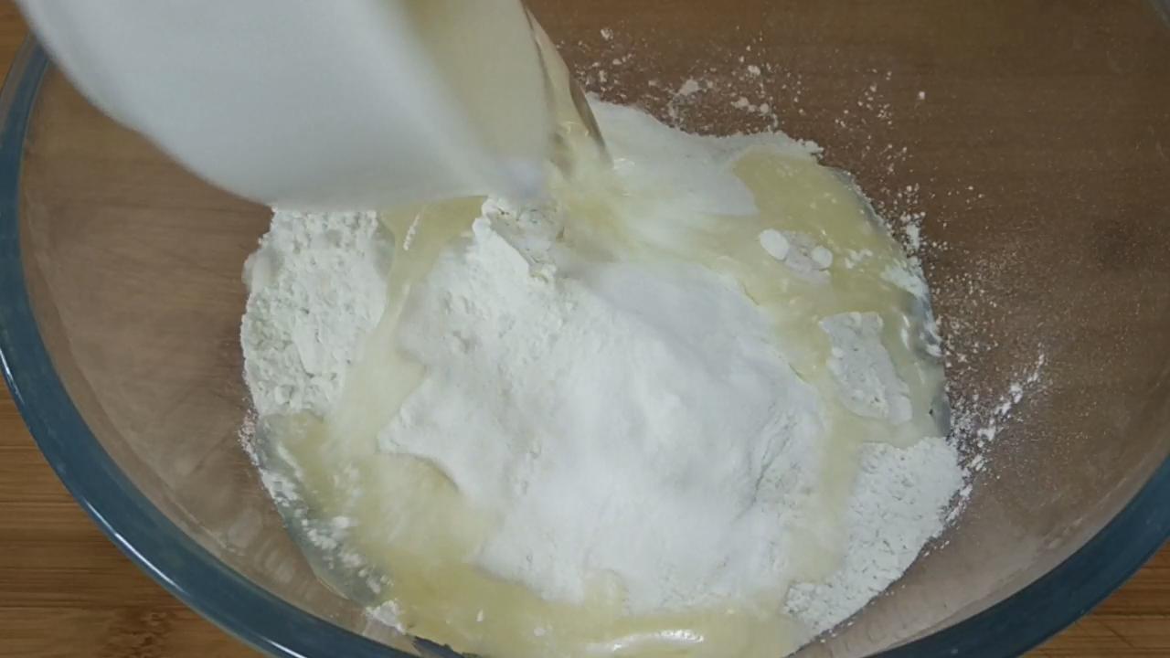 面粉里加鸡蛋怎么做饼,鸡蛋面粉饼怎么做松软好吃