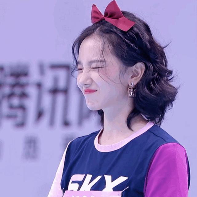 虞书欣说蝴蝶结是她的标志,虞书欣戴发箍