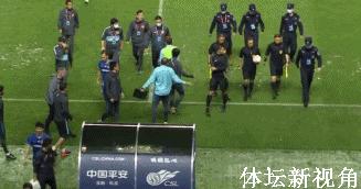 裁判拒绝判点，苏宁大将愤怒指向裁判，连教练都激动怒斥