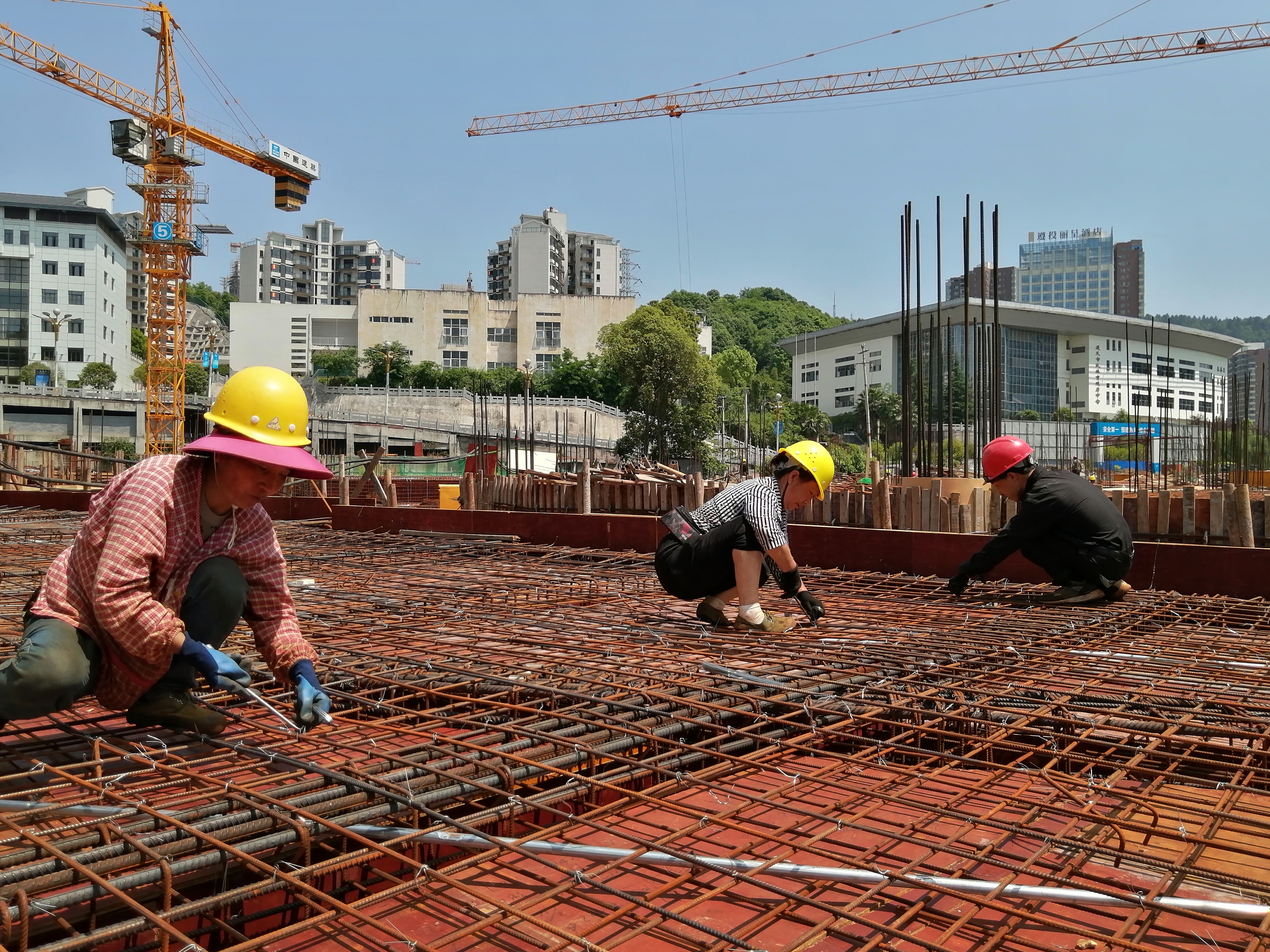 中建四局遵义战高温抢工期，正习高速复兴特大桥右幅中跨合龙