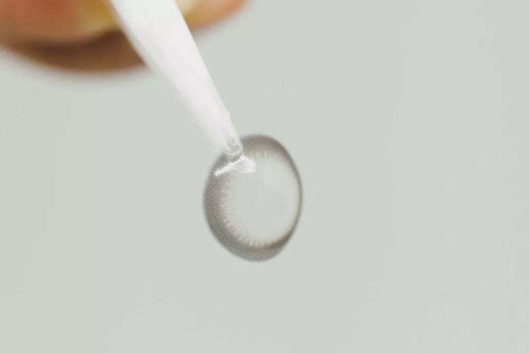 买到劣质美瞳眼球被刮破真实现场,劣质美瞳的曝光