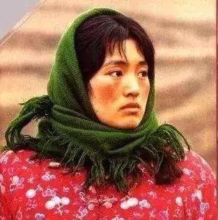 巩俐携73岁法国老公秀恩爱,巩俐与老公十指紧扣现身威尼斯