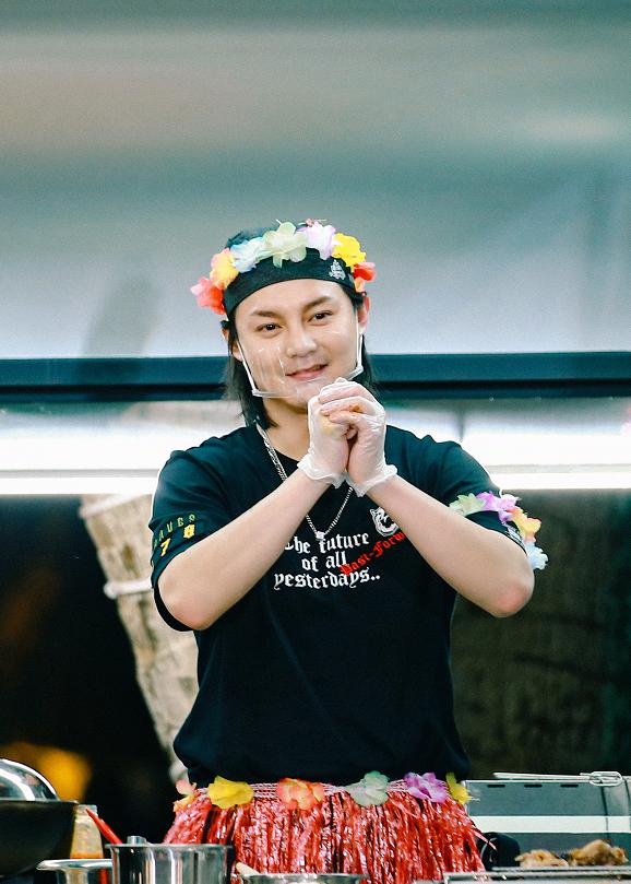 尹正穿黑皮衣图片,尹正硬朗帅气写真