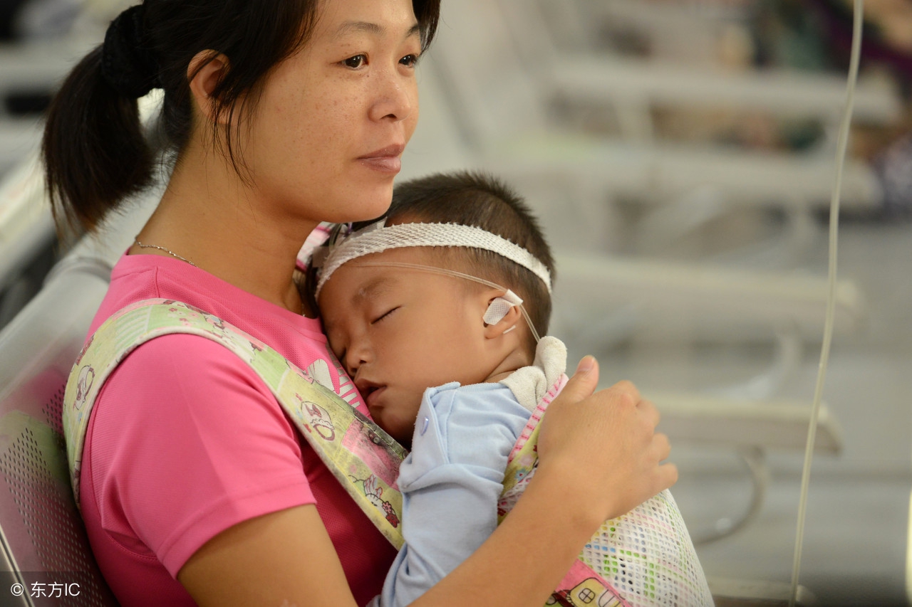 小朋友在火车上发烧了怎么办,火车上孩子突然发烧