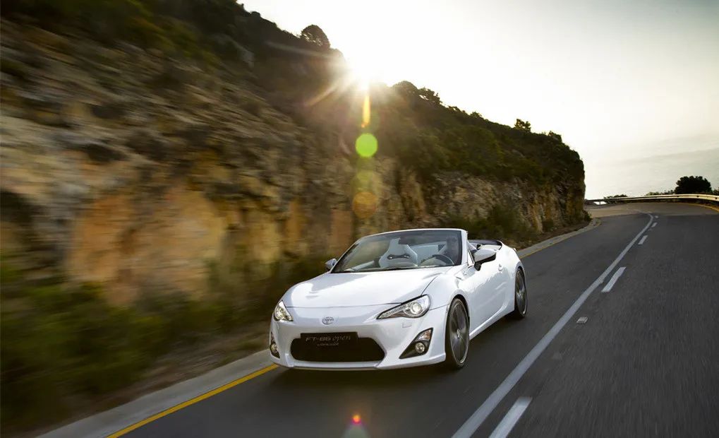 藤原拓海的ae86到底是什么车,藤原拓海ae86与夏树见面场景