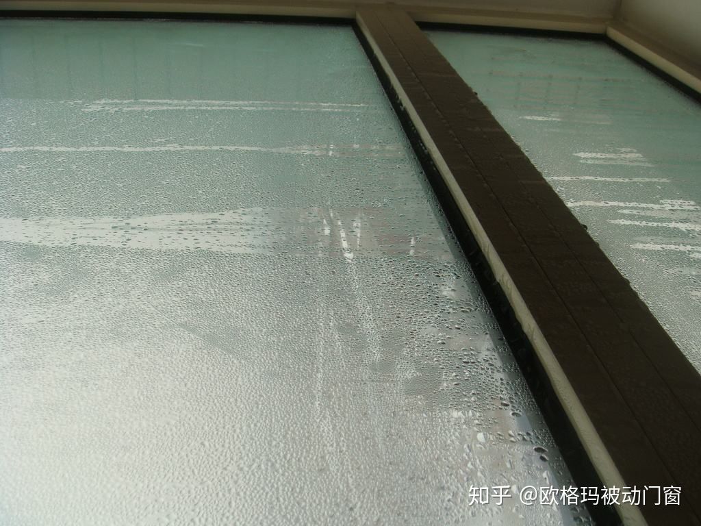 玻璃窗户冷凝水严重什么原因,窗玻璃漏气起雾怎么办呀