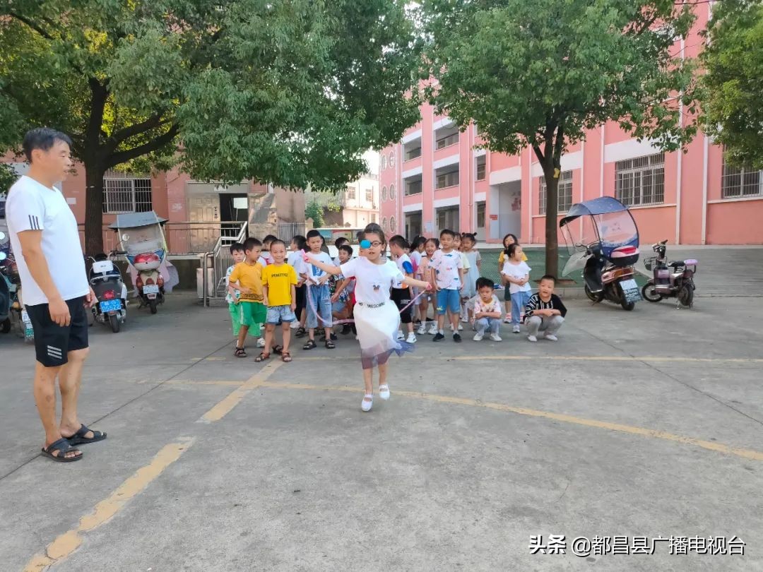 「学习贯彻*党**代会精神」都昌县26所学校开设周末托管班室内室外活动丰富多彩