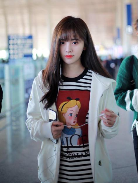 鞠婧祎穿黄色卫衣配羊羔毛,鞠婧祎穿搭白鞋