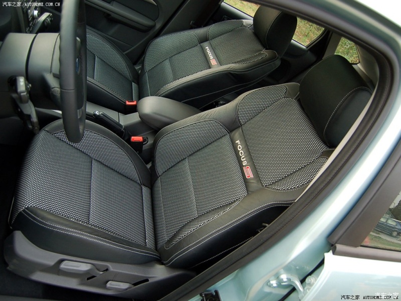 福克斯两厢2.0自动豪华运动,运动款福克斯与普通版的区别