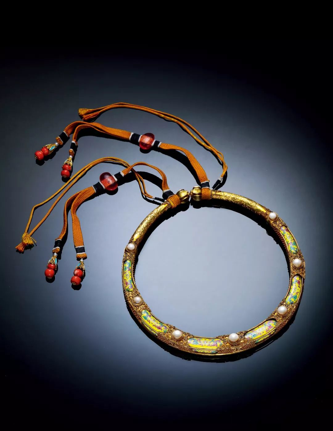 香港拍卖过亿的瓷器图片,香港保利瓷器拍卖图片