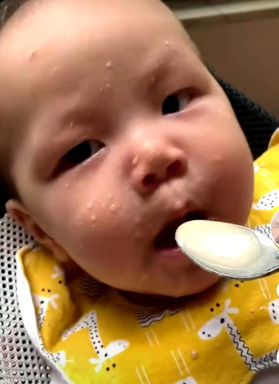 宝宝喂辅食故意到处喷怎么办,宝宝不吃饭妈妈发脾气