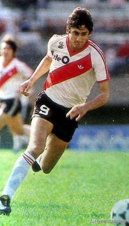 马赛回旋是马拉多纳发明的吗,1998年世界杯齐达内马赛回旋