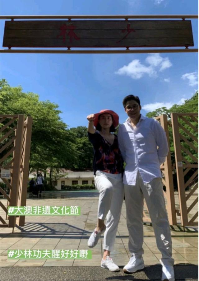 郭晶晶秀禾服,郭晶晶蓝色西装