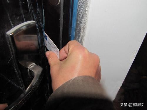 家里门反锁了锁芯坏了怎么样打开,厕所的门从里面反锁了怎么能打开