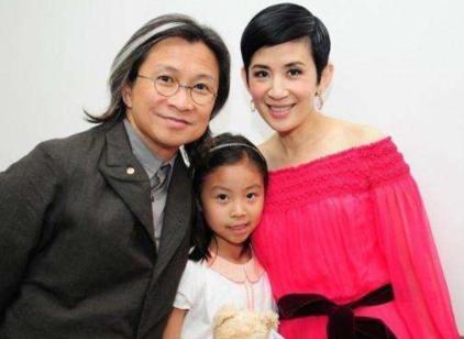 她被父亲嘲斗鸡眼，却因“丑角”一炮而红，曾公开怼周迅是小结巴