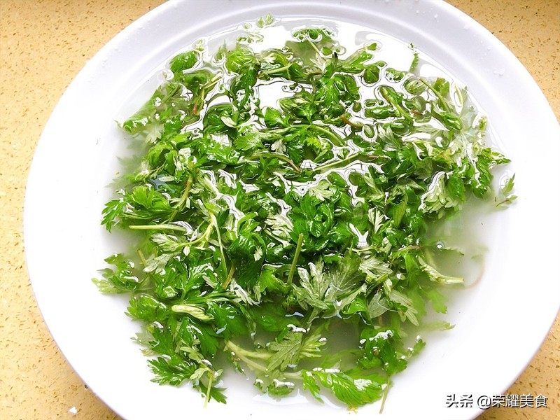 艾草煎鸡蛋汤在家10分钟就可以做,艾草煮鸡蛋汤做法和功效