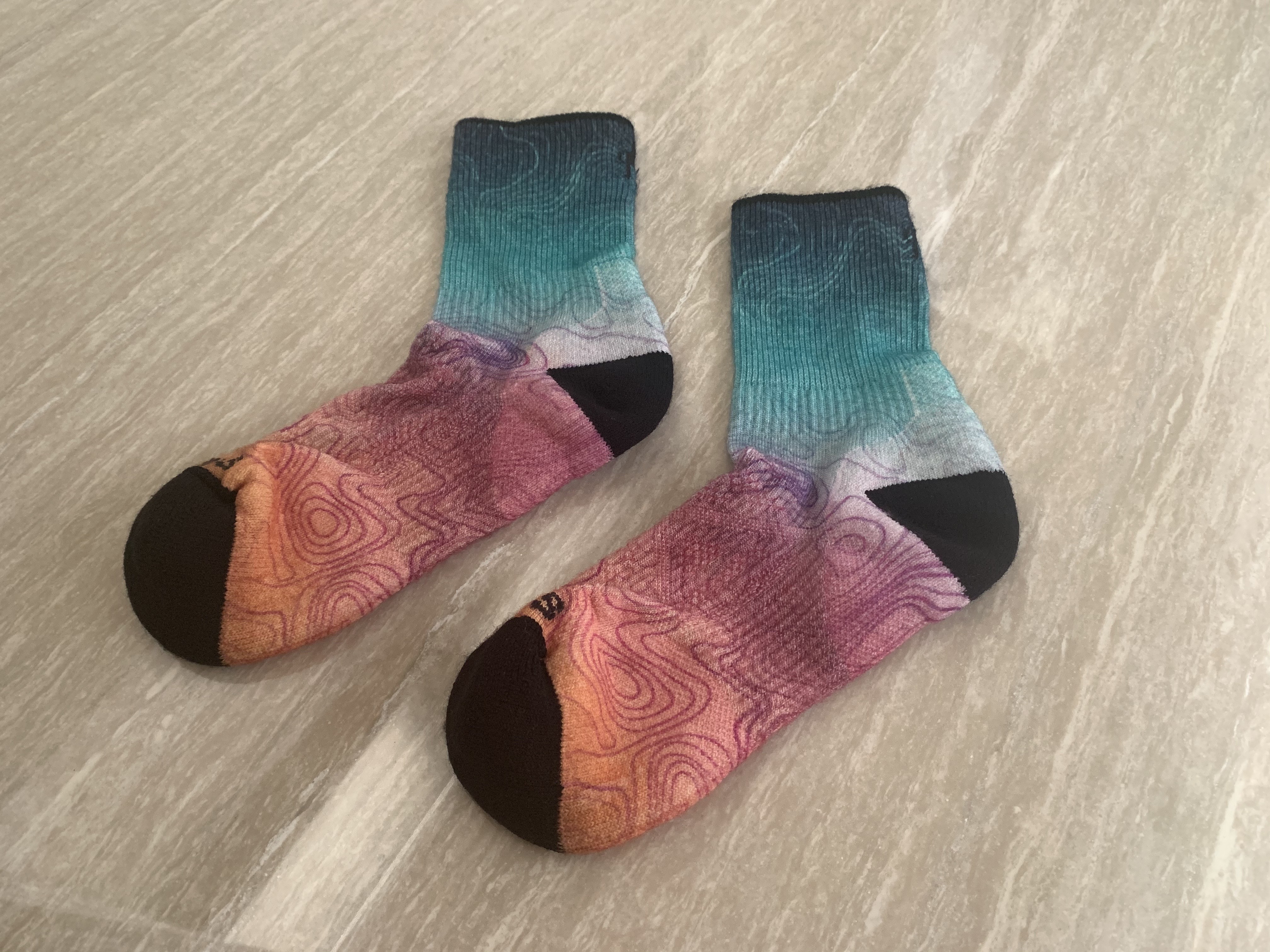 一件很旧很破的羊毛衣,不可水洗的羊毛衣