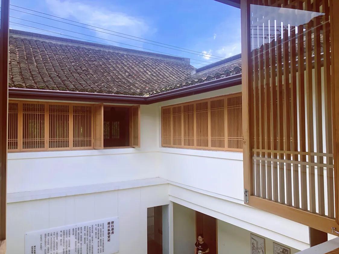 听戏享受这悠闲时光,听戏喝酒自在逍遥