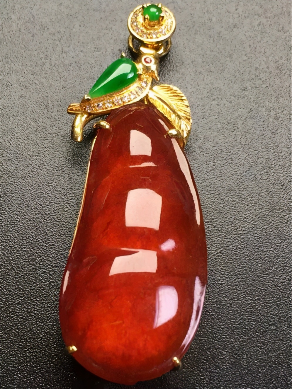 翡翠车挂件的寓意,翡翠蝙蝠挂件寓意