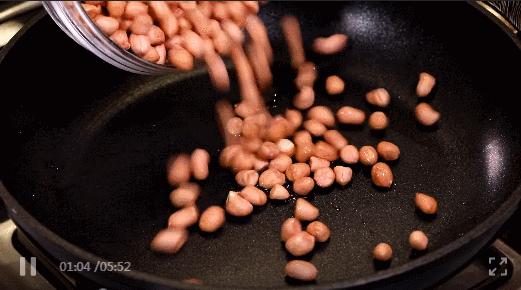 炸花生米,最忌讳直接下油锅!多加“这2味料”,香脆又不糊