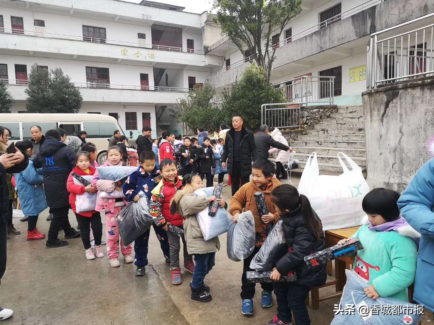 战地黄花分外香——记咸宁物流志愿者卢艳芬