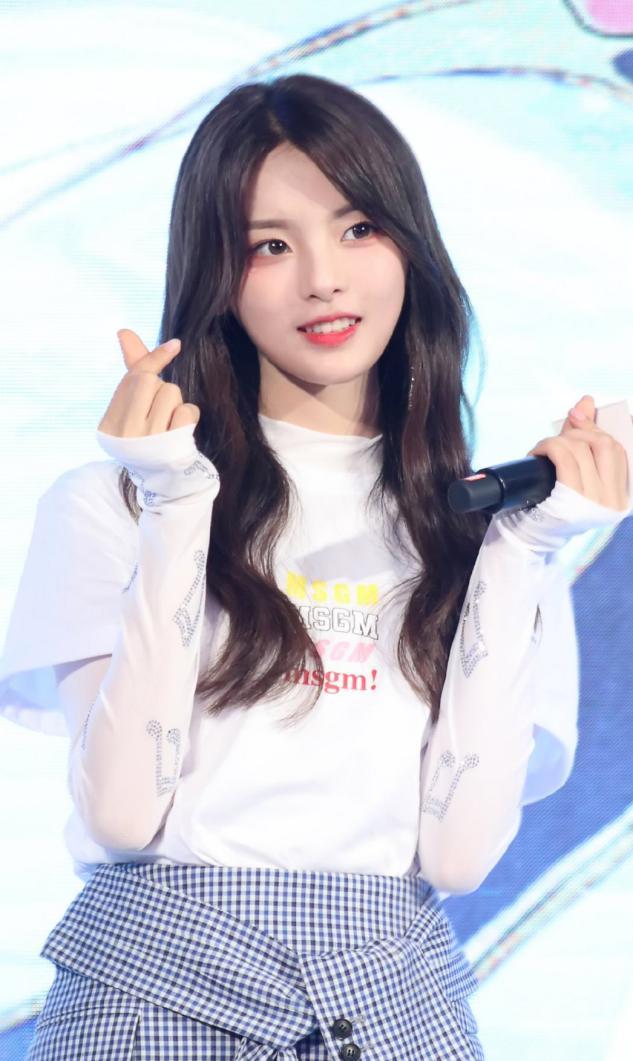 圆脸女生适合啥发型?李兰迪锁骨发、杨超越长卷发,自己看不解释