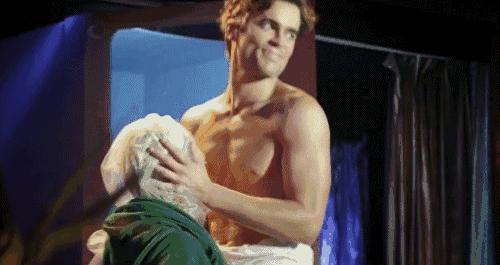 第一次被男生搂肩,第一次被男生拉手搂腰什么感觉