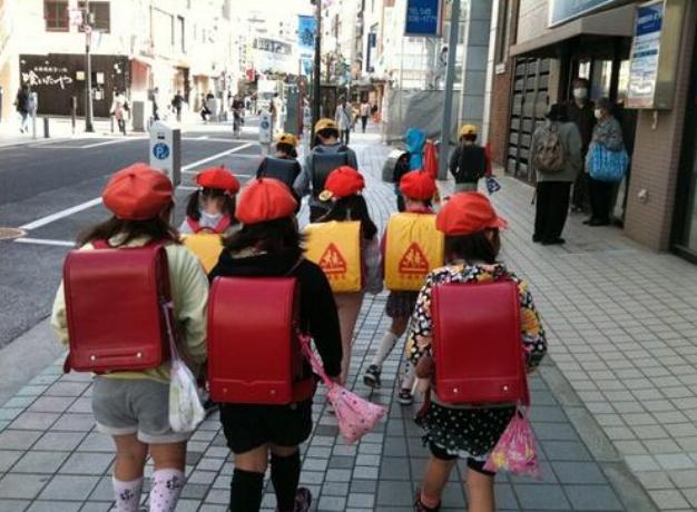 日本小学生书包容量初中生能背吗,日本的小学生书包里面有什么东西