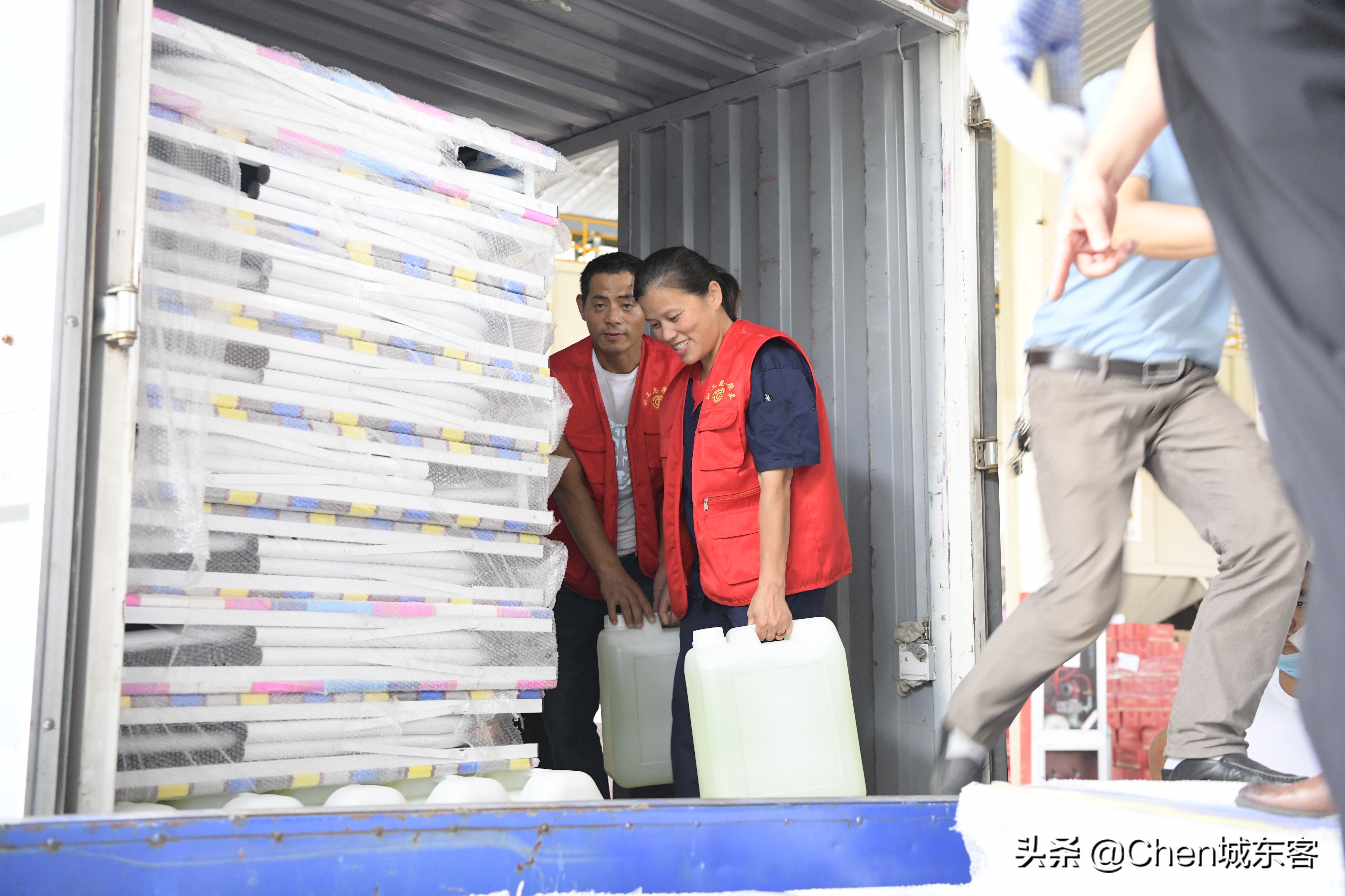 爱心志愿者捐赠传递雷锋精神,爱心捐赠涌春潮守望相助抗疫情