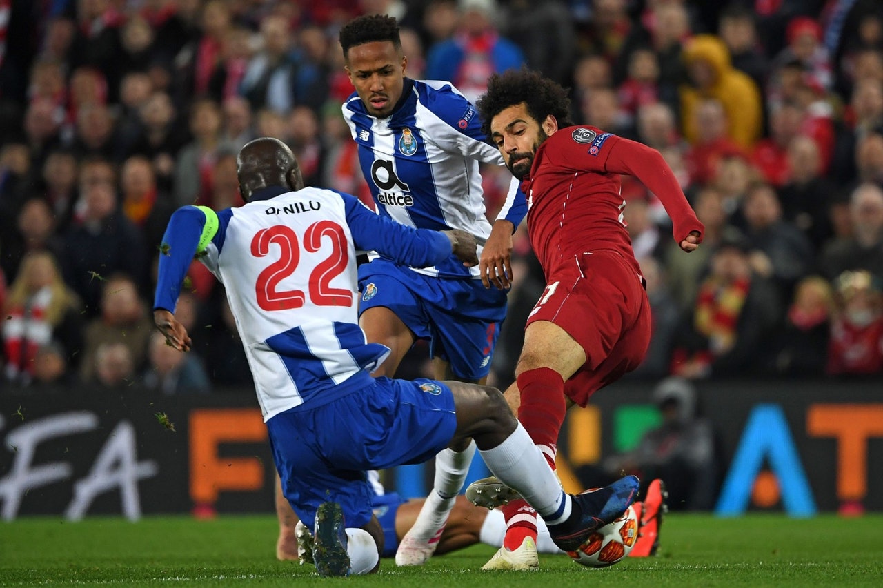 裁判var点球判罚视频,裁判看完var给点球手指向哪儿