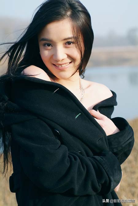 宋佳素颜现身机场皮肤白皙,宋佳机场与粉丝交流