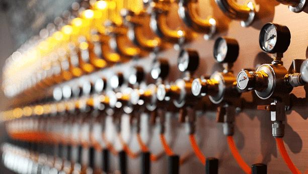 外国人喝中国精酿,泥煤味精酿