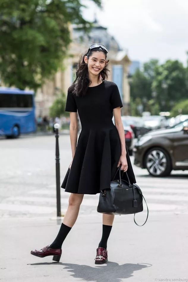 时尚穿搭袜子这样穿时髦又好看,花边袜子怎么穿时髦