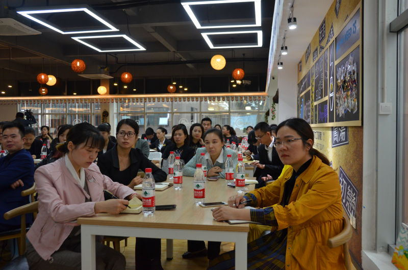 啥回事？最近，双流很多餐厅老板都在学说英语