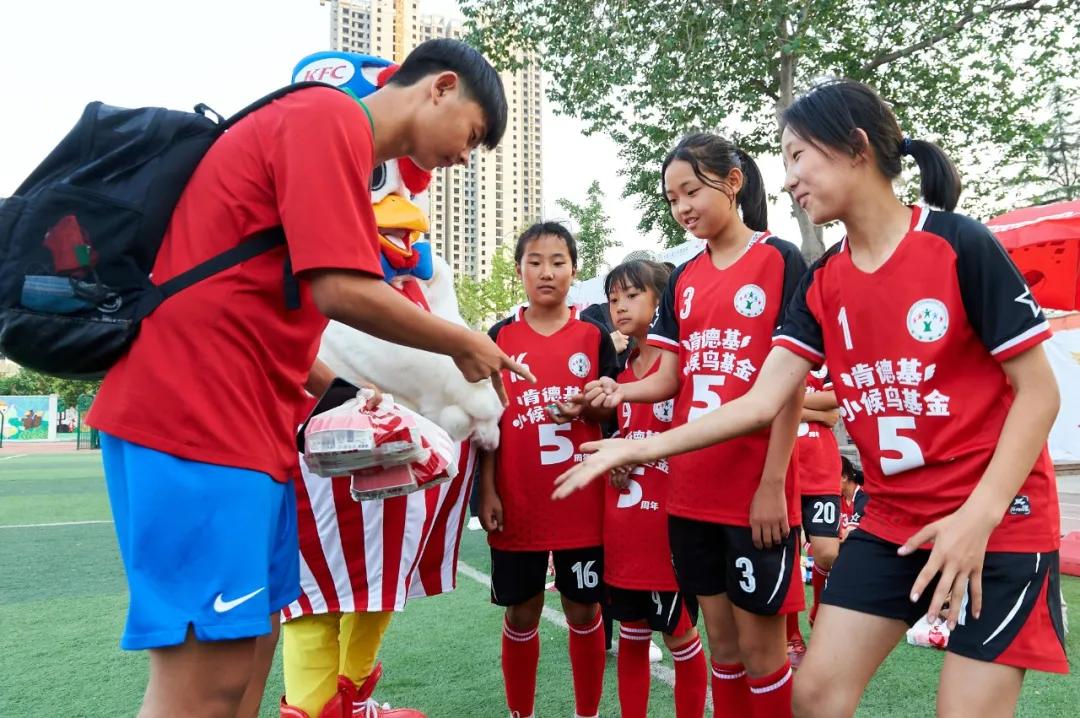 小小的足球装着美好的童年和梦想,小小足球承载着孩子的欢乐与梦想