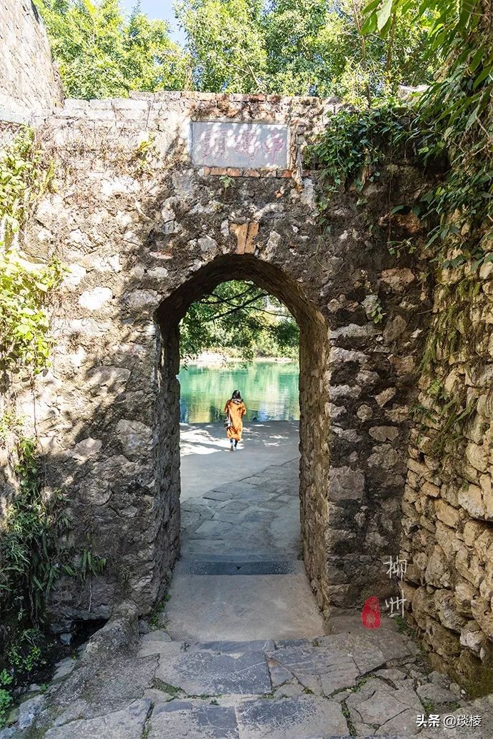 这个古镇好奇怪，门前放元宝，商号大门开洞，城隍爷与关二爷作伴