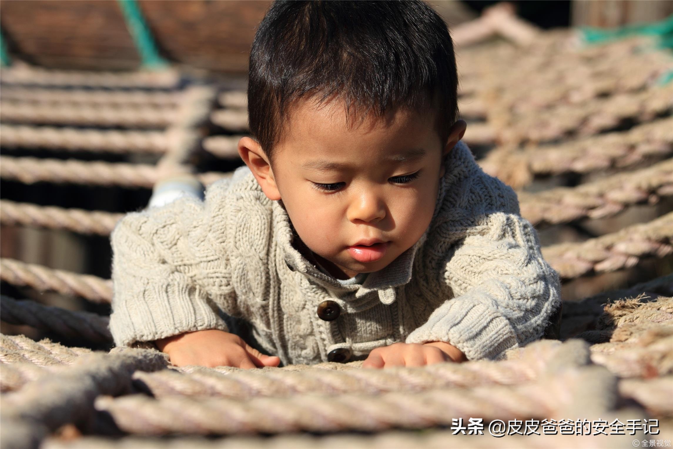 孩子不睡觉是体力没耗完，3种不需老年人体力的陪孩子运动方法