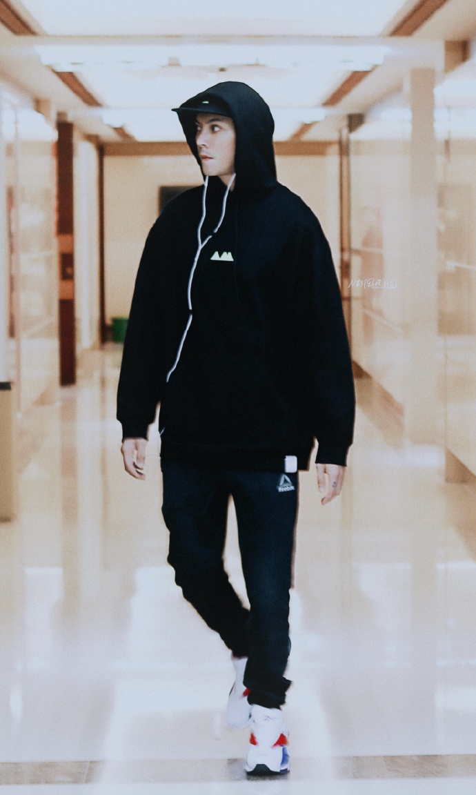 陈伟霆短发穿衣搭配,陈伟霆潮流装扮轻松打造型男风格