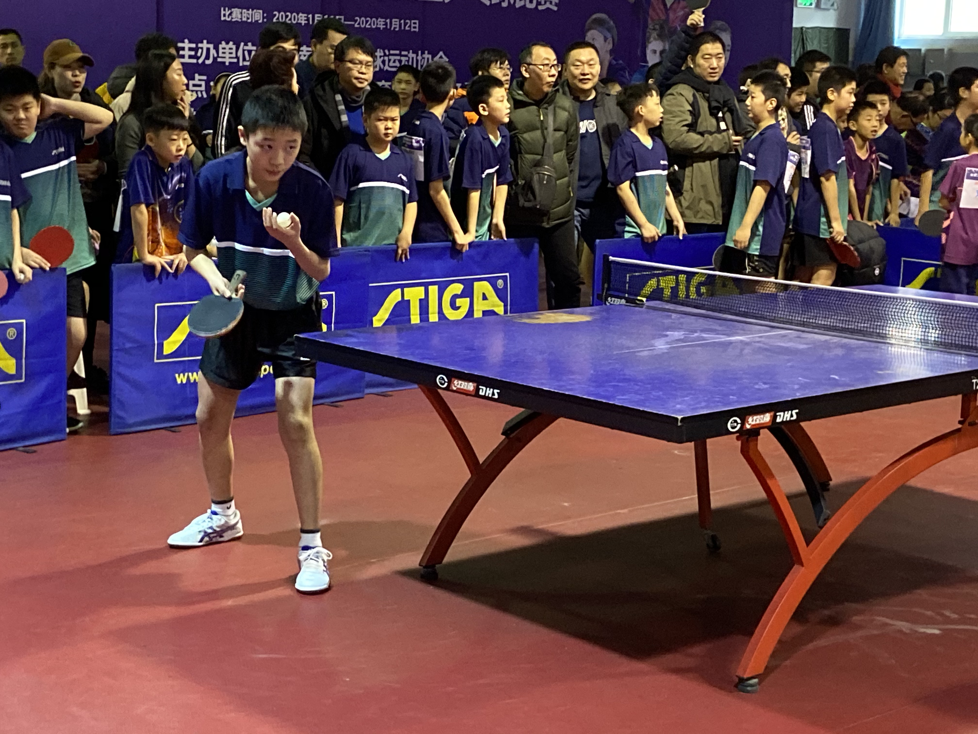 现在的小孩打乒乓球,现在的小朋友乒乓球打得好厉害